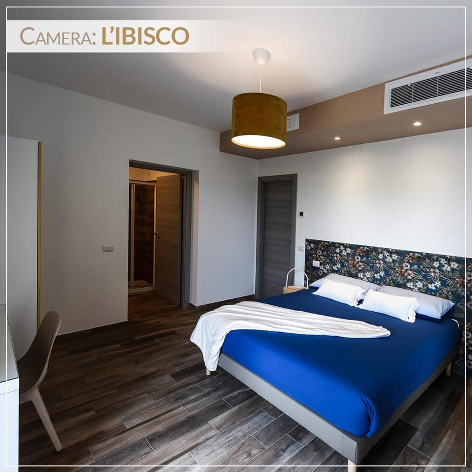 Bed, TV and multimedia, Photo of the whole room, Bedroom, Text overlay, locker, wardrobe, air conditioner