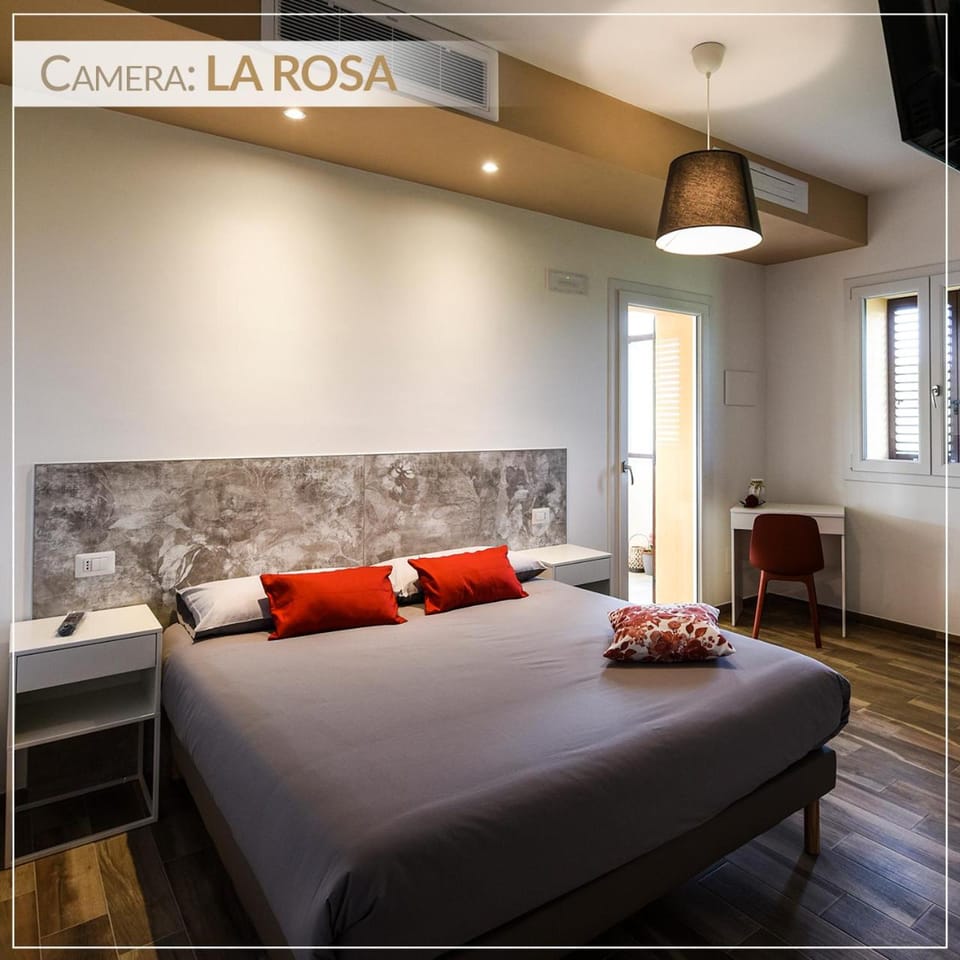 Bed, TV and multimedia, Photo of the whole room, Bedroom, locker, air conditioner