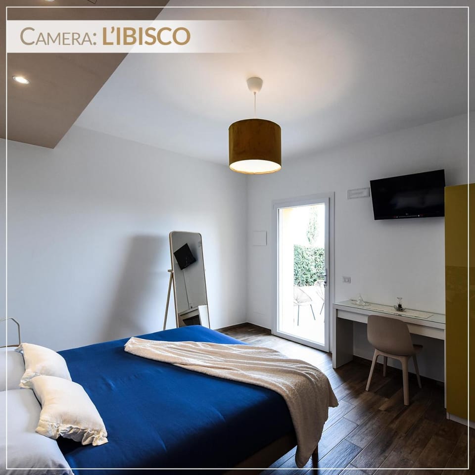 Bed, TV and multimedia, Photo of the whole room, Bedroom, Text overlay, locker, wardrobe, air conditioner