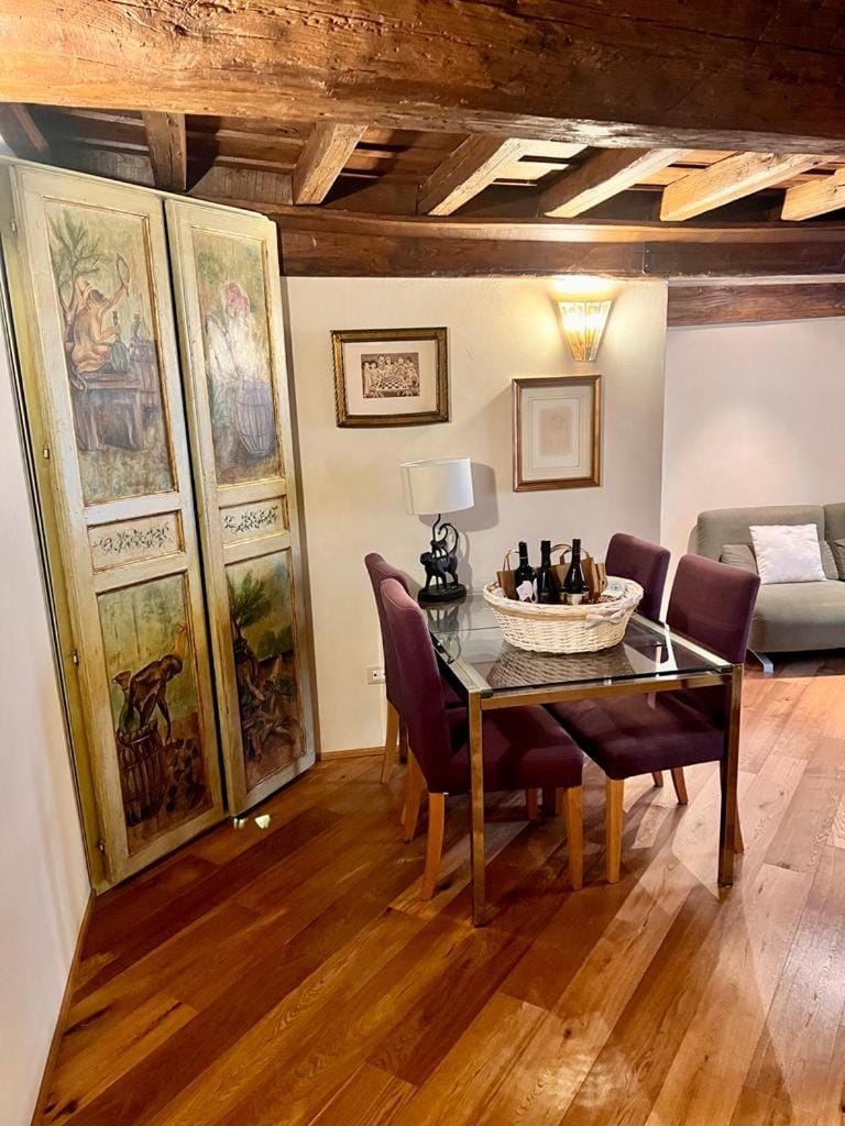 Seating area, Dining area