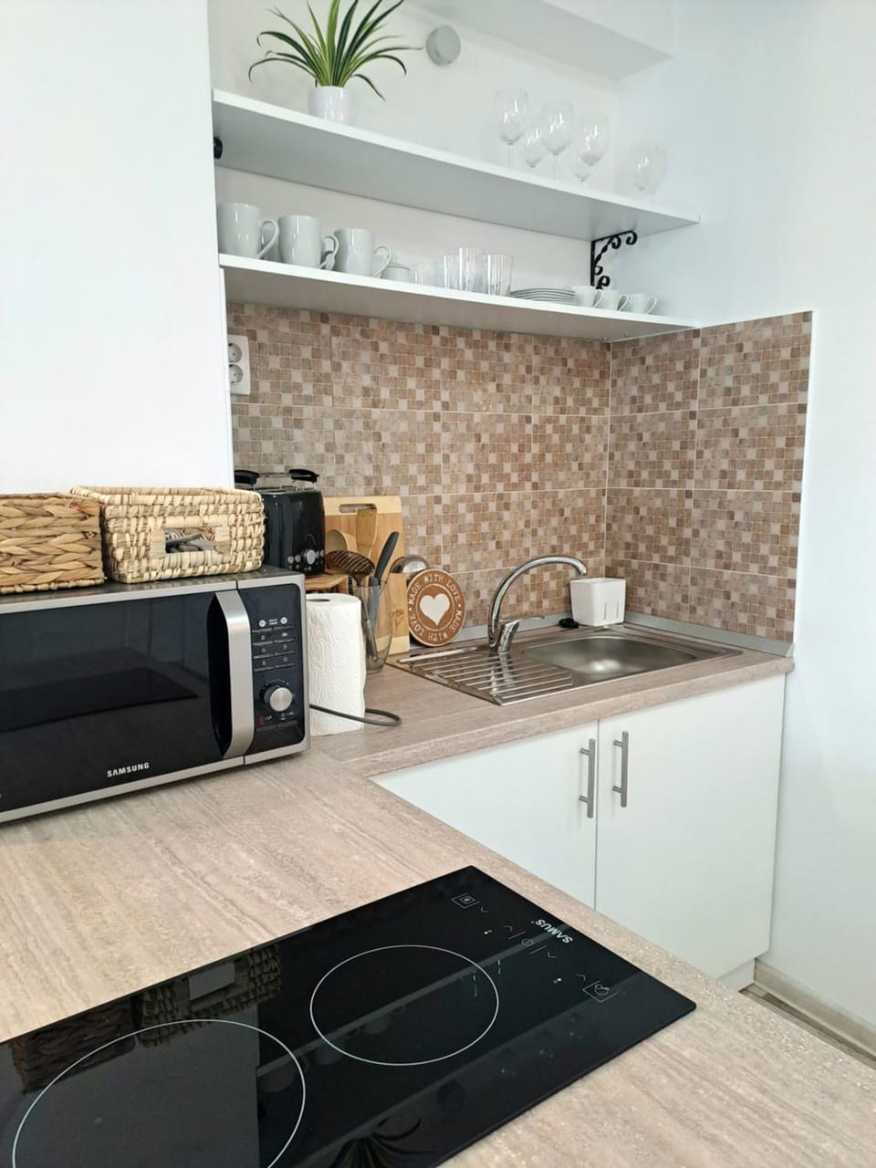 Kitchen or kitchenette, minibar, stove, toaster