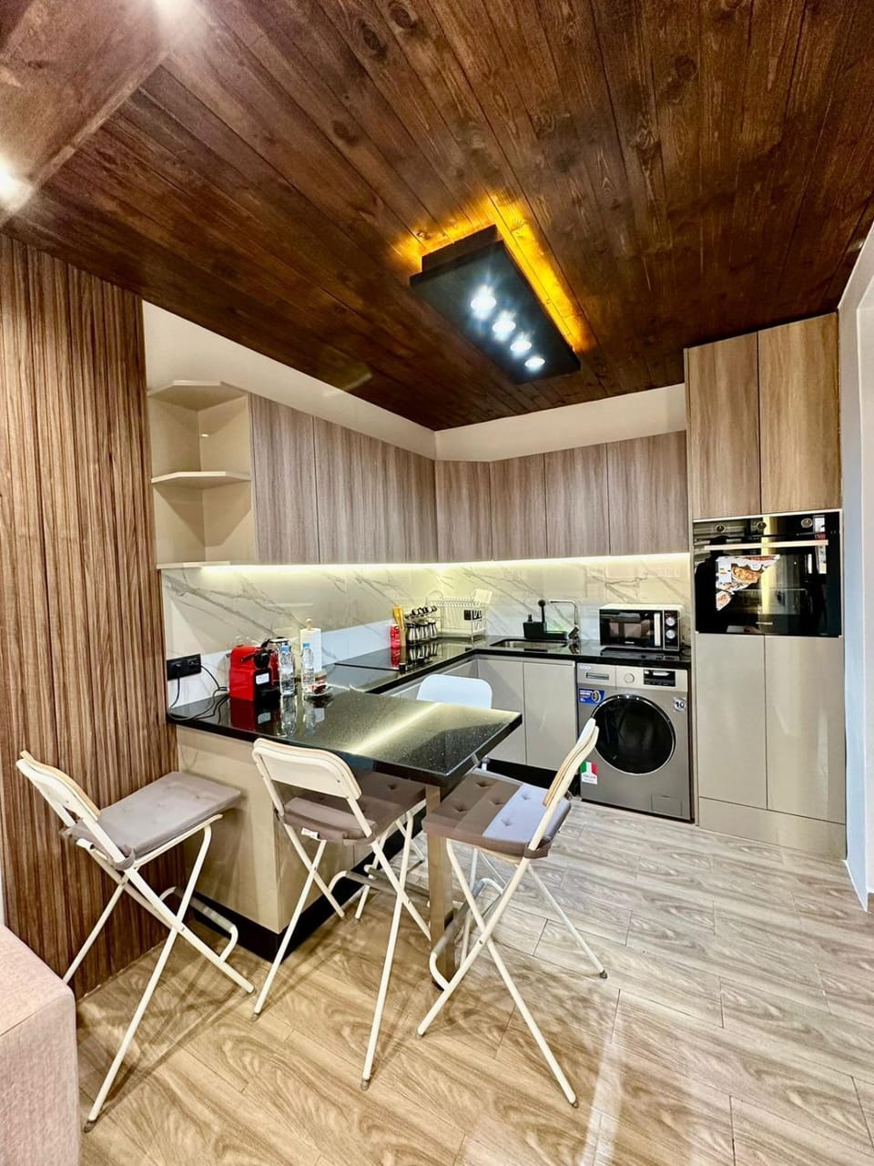 Kitchen or kitchenette, Dining area, oven, stove