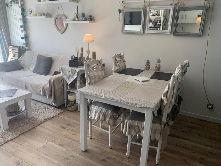 Living room, Dining area