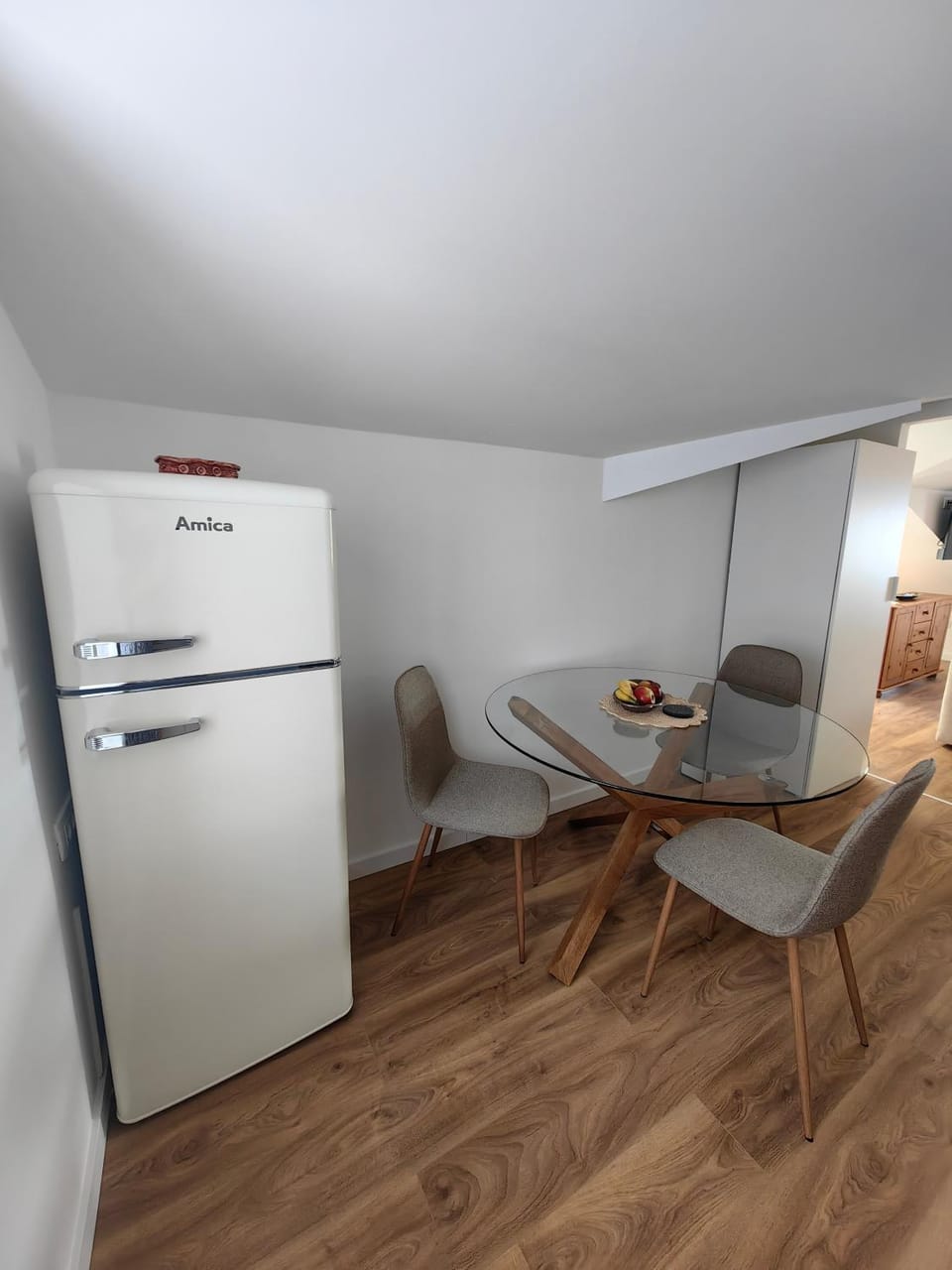 Kitchen or kitchenette, Seating area, Dining area, oven
