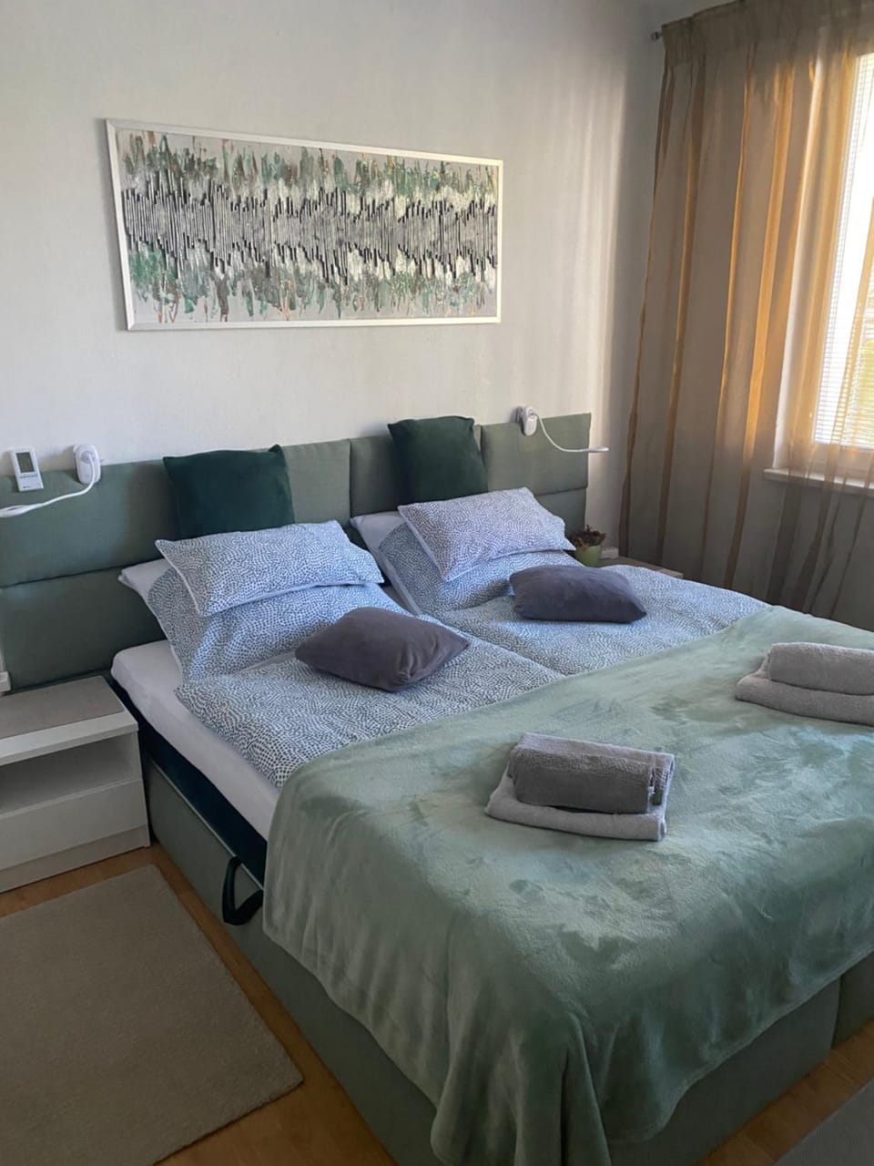 Photo of the whole room, Bedroom