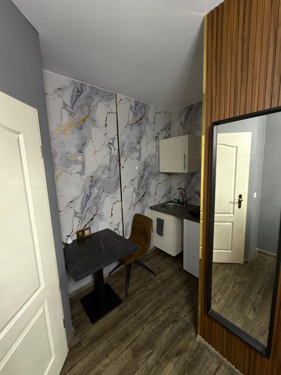 Kitchen or kitchenette, minibar