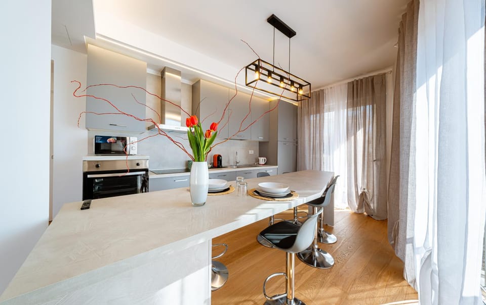 Kitchen or kitchenette, Living room, Seating area, Dining area, minibar, air conditioner