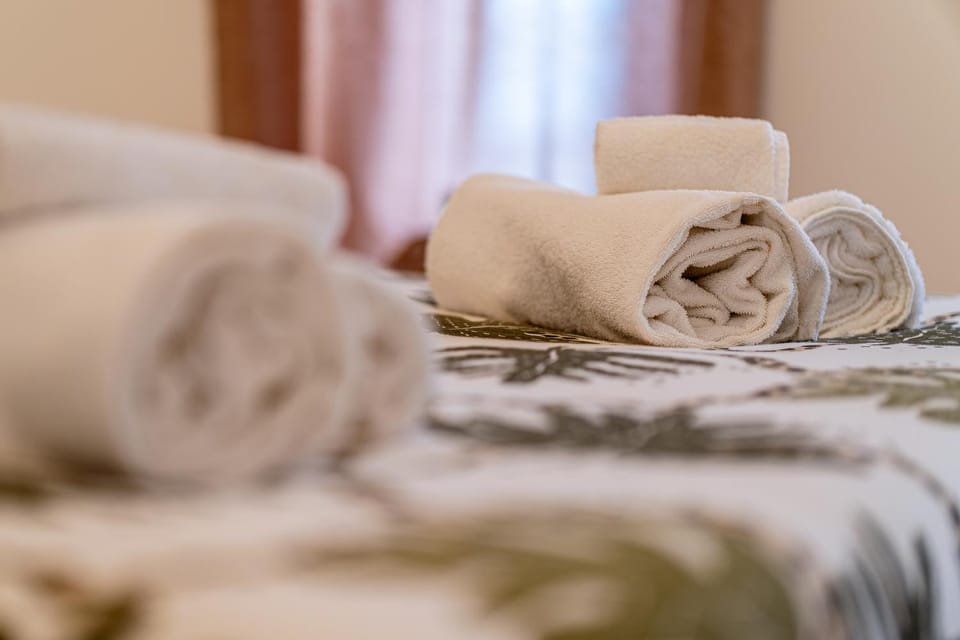Bed, Bedroom, towels