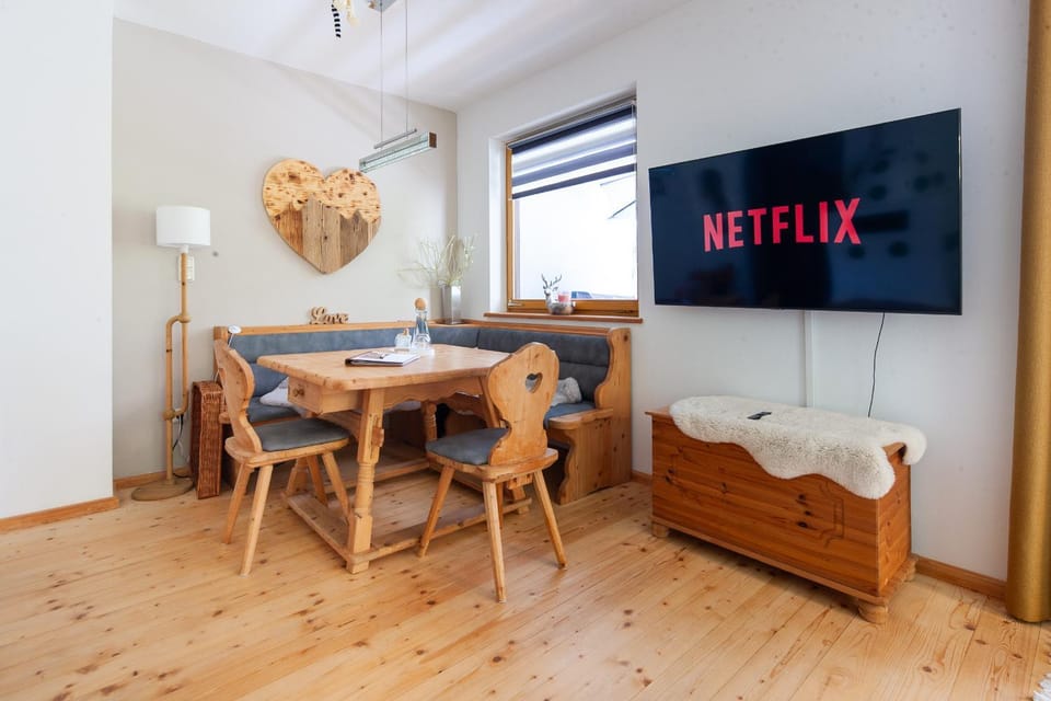 Communal lounge/ TV room, Seating area, Dining area