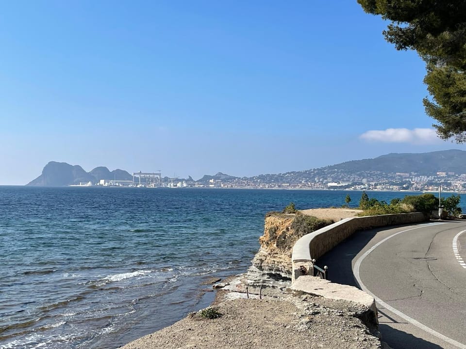 Beau studio climatisé face à la mer Apartment in La Ciotat