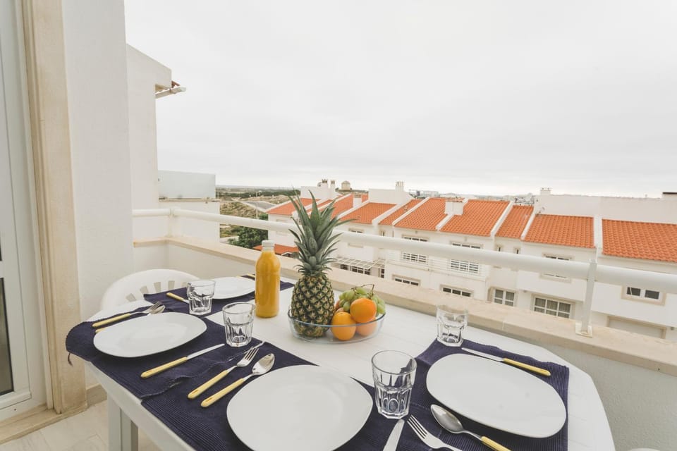 View (from property/room), Balcony/Terrace, Dining area