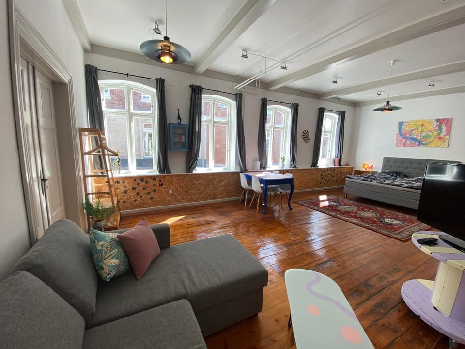 Communal lounge/ TV room, TV and multimedia, Living room, Seating area, Evening entertainment