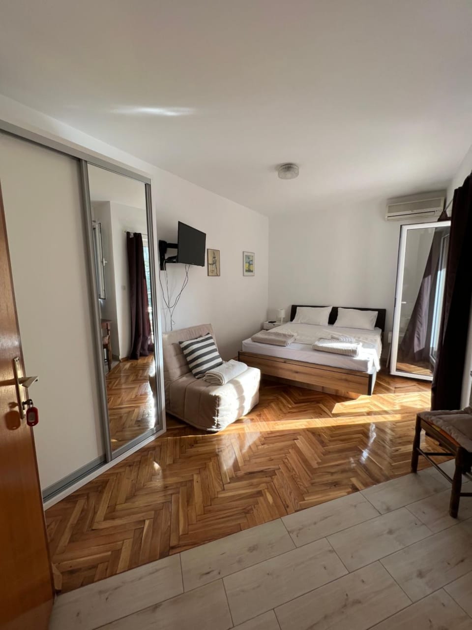 Bed, TV and multimedia, Living room, Photo of the whole room, Seating area, Bedroom, towels, wardrobe