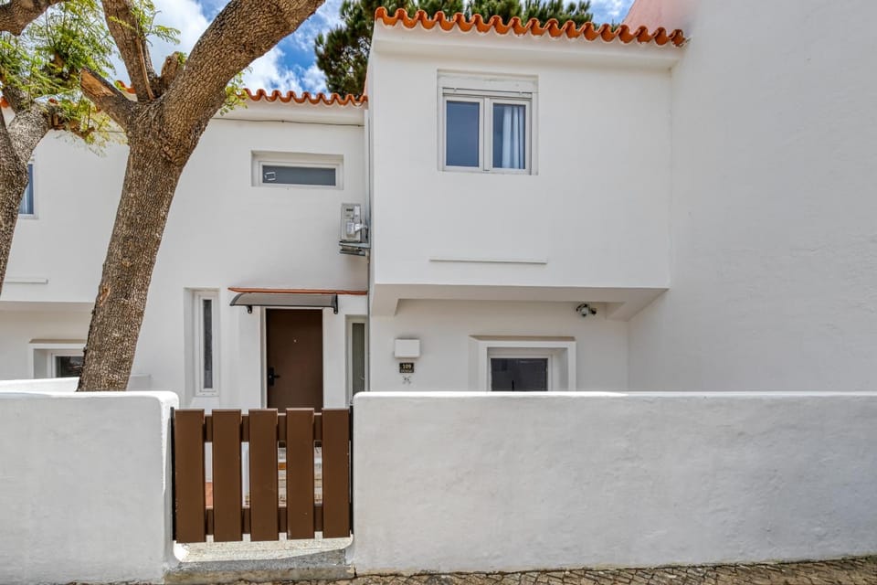 Property building, Facade/entrance, Off site