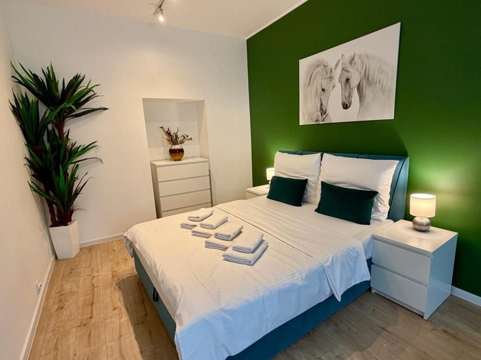 Bed, Photo of the whole room, Bedroom, towels
