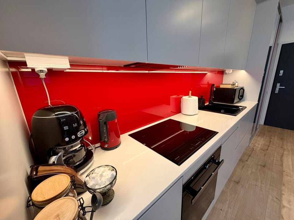 Coffee/tea facilities, Kitchen or kitchenette, stove