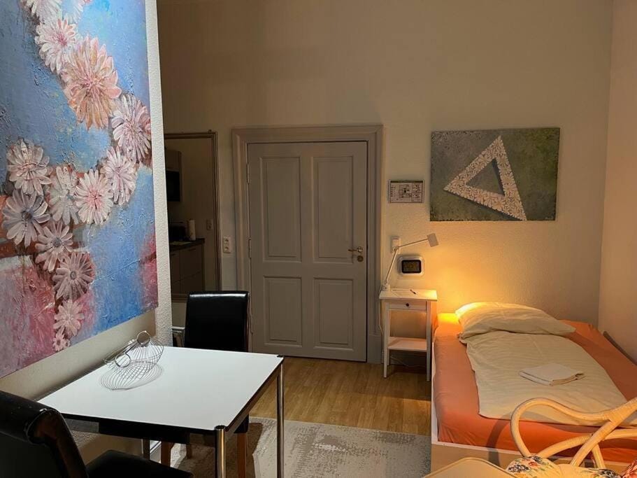 Bed, Living room, Photo of the whole room, Dining area, Bedroom