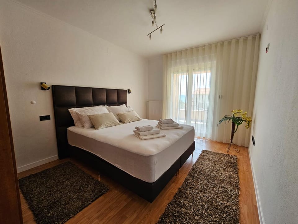 Bed, View (from property/room), Balcony/Terrace, Bedroom, Garden view, Sea view, towels
