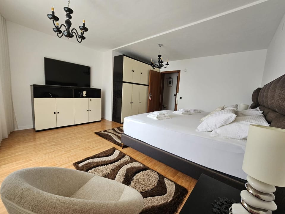 Bed, TV and multimedia, Photo of the whole room, Seating area, Bedroom, wardrobe