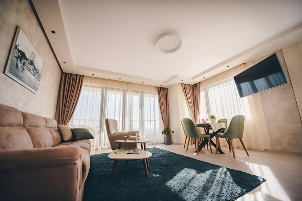 TV and multimedia, Living room, Seating area, Dining area