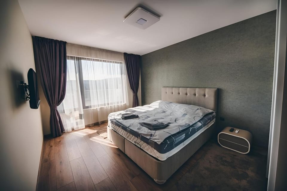 Bed, TV and multimedia, Bedroom, towels