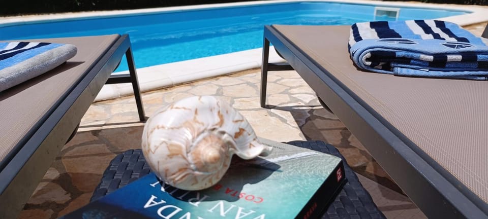 Day, Swimming pool, sunbed, towels