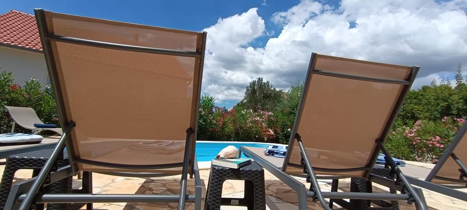 Day, Swimming pool, sunbed