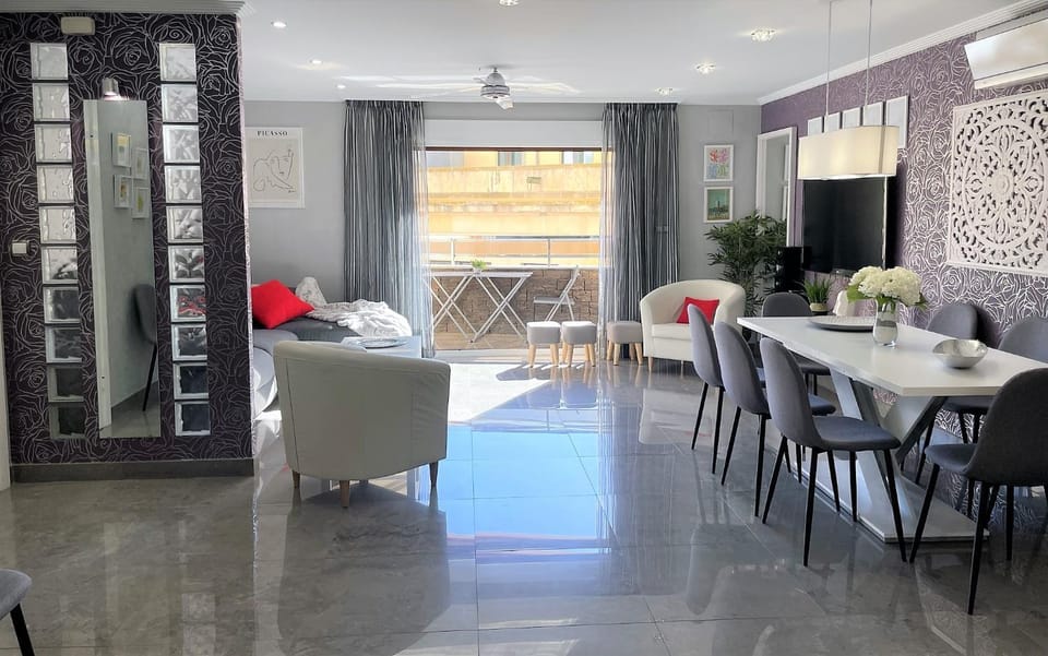 TV and multimedia, Living room, Seating area, Dining area, fireplace, air conditioner