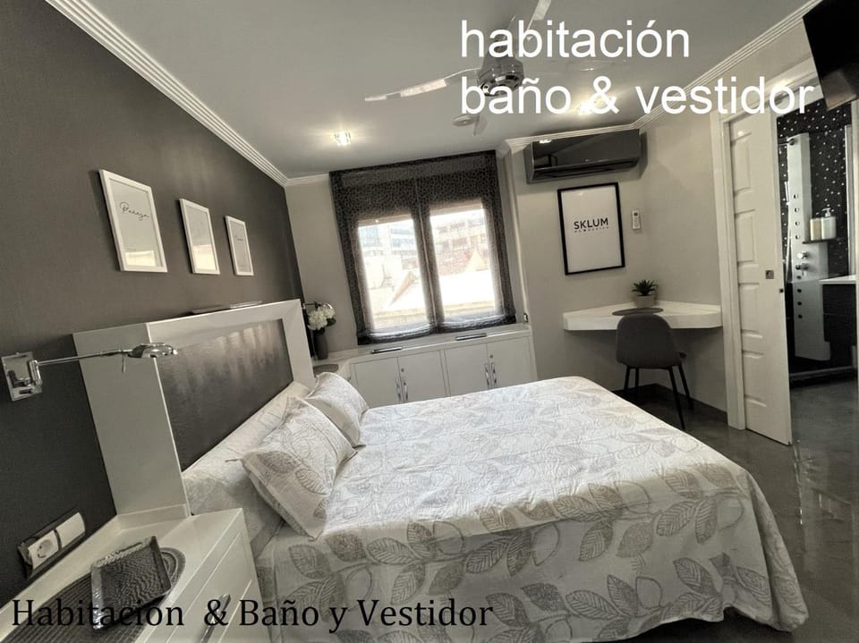 Bed, TV and multimedia, Photo of the whole room, Bedroom, fireplace, heating, towels, air conditioner