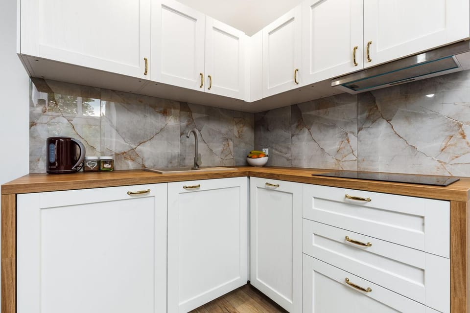 Coffee/tea facilities, Kitchen or kitchenette, dishwasher, stove