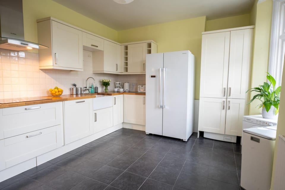 Coffee/tea facilities, dishwasher, minibar, pet friendly, stove, washing machine, dryer, kitchen