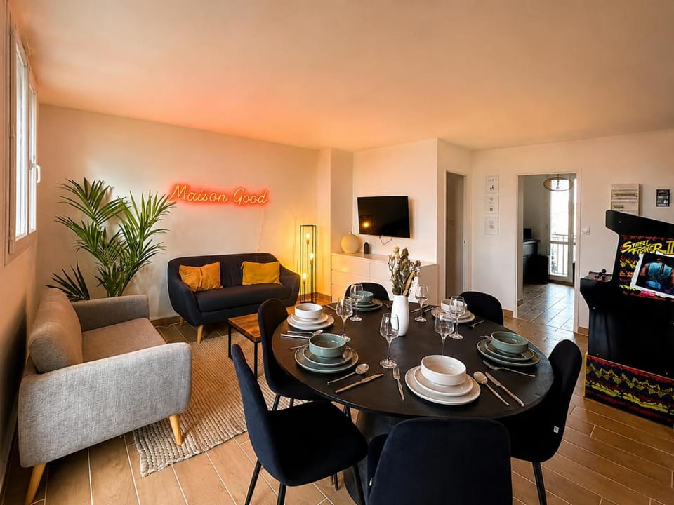 Living room, Dining area