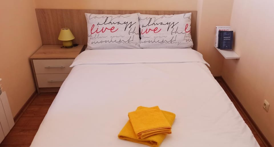 Bed, View (from property/room), Seating area, Bedroom, Mountain view