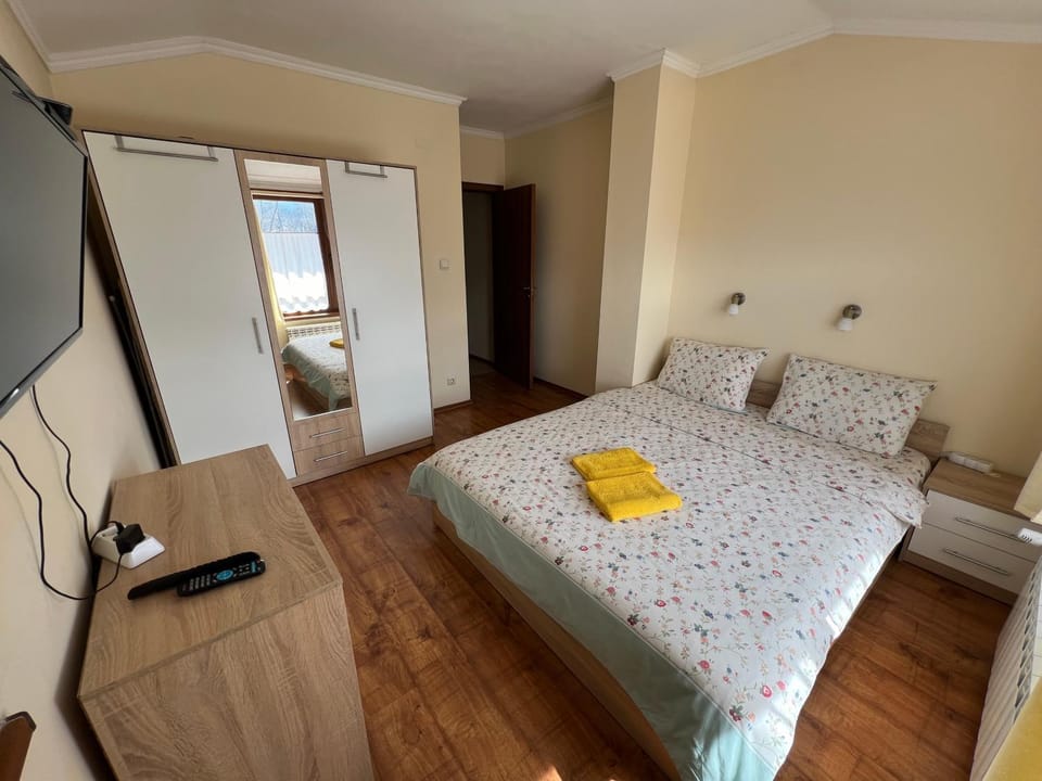 Bed, TV and multimedia, Photo of the whole room, Bedroom, towels, wardrobe