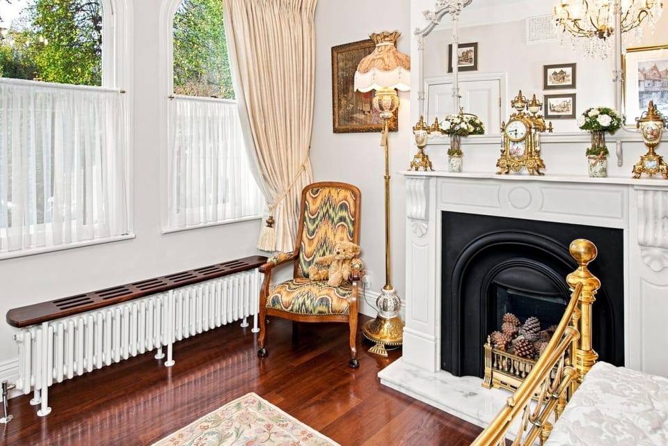 Beautiful period cottage, exceptional riverside location in the heart of Chester House in Chester