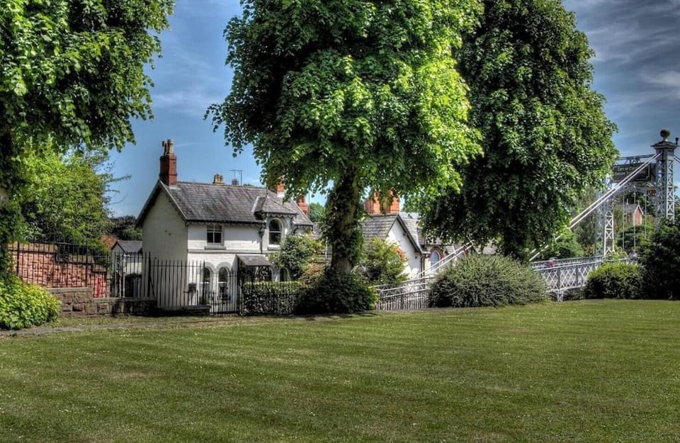 Beautiful period cottage, exceptional riverside location in the heart of Chester House in Chester