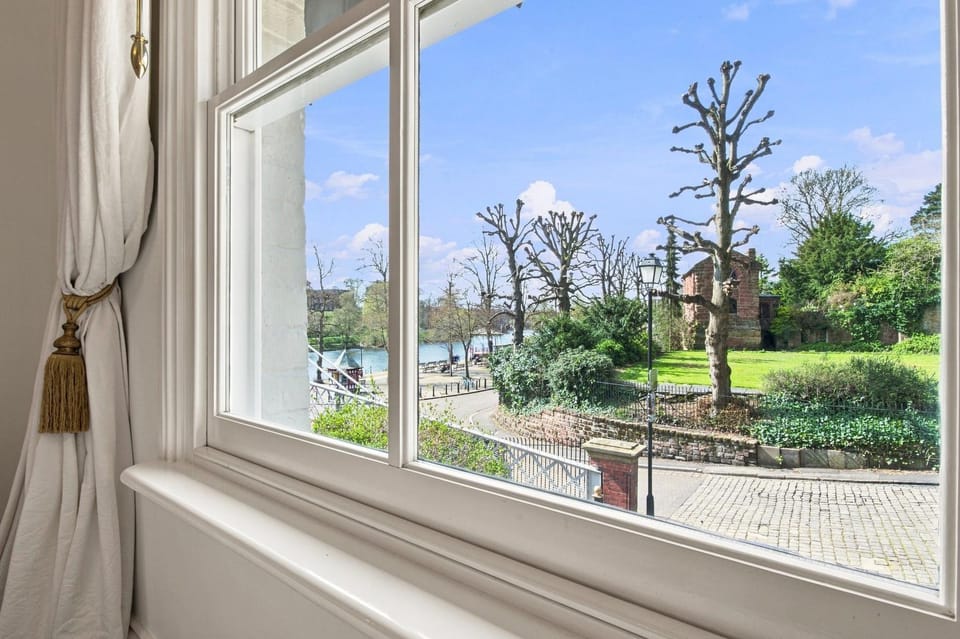 Beautiful period cottage, exceptional riverside location in the heart of Chester House in Chester