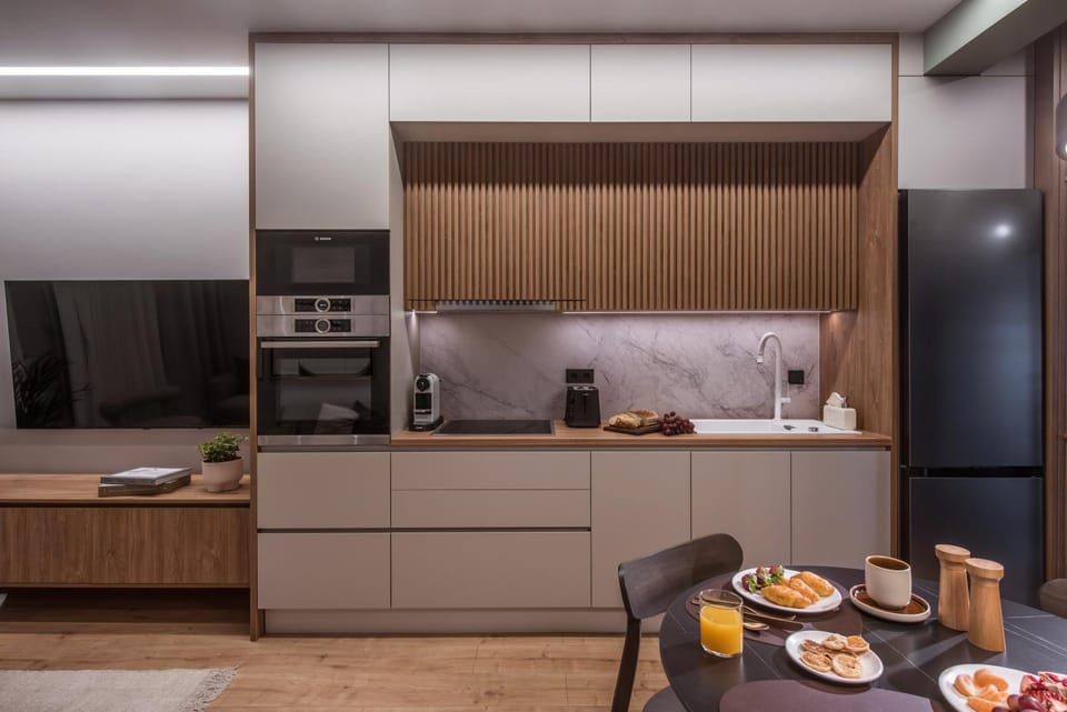 Coffee/tea facilities, Dining area, minibar, stove, kitchen, kitchen