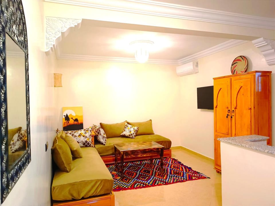 TV and multimedia, Seating area, air conditioner