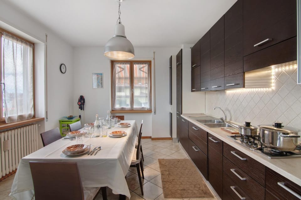 Property building, Kitchen or kitchenette, Living room