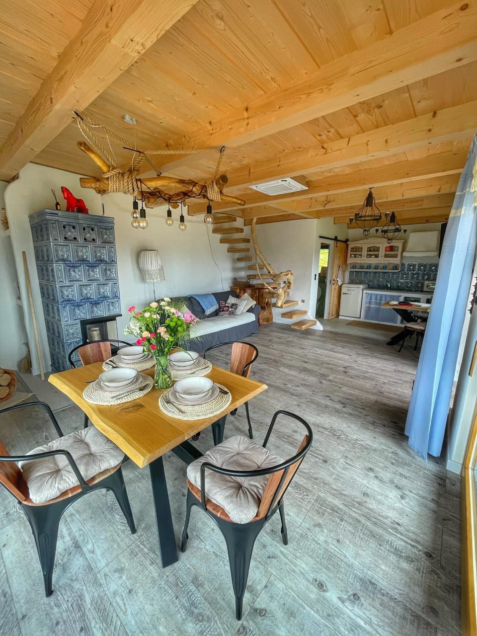 Kitchen or kitchenette, Living room, Seating area, Dining area