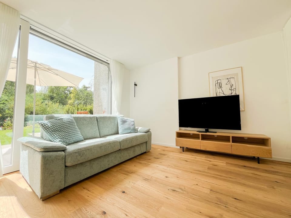 Communal lounge/ TV room, TV and multimedia, Living room, Seating area, Evening entertainment