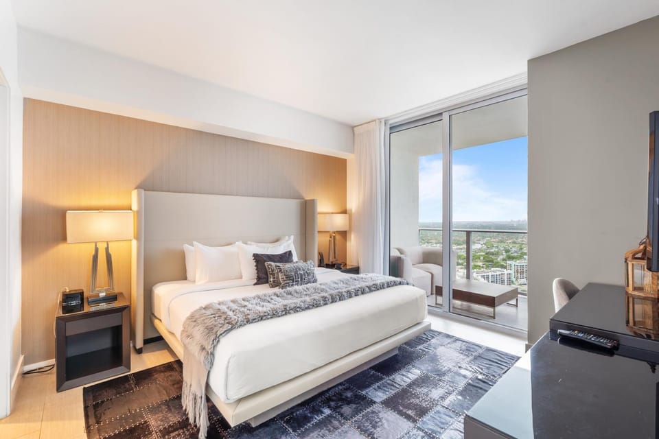 Bed, TV and multimedia, Photo of the whole room, Seating area, Bedroom