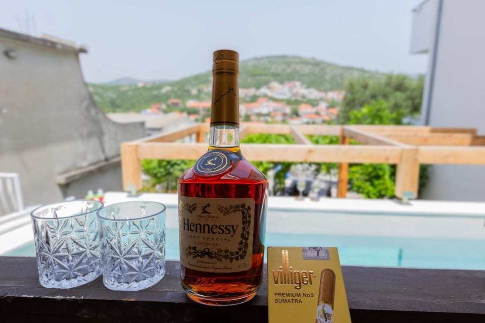 Balcony/Terrace, Food and drinks, Alcoholic drinks