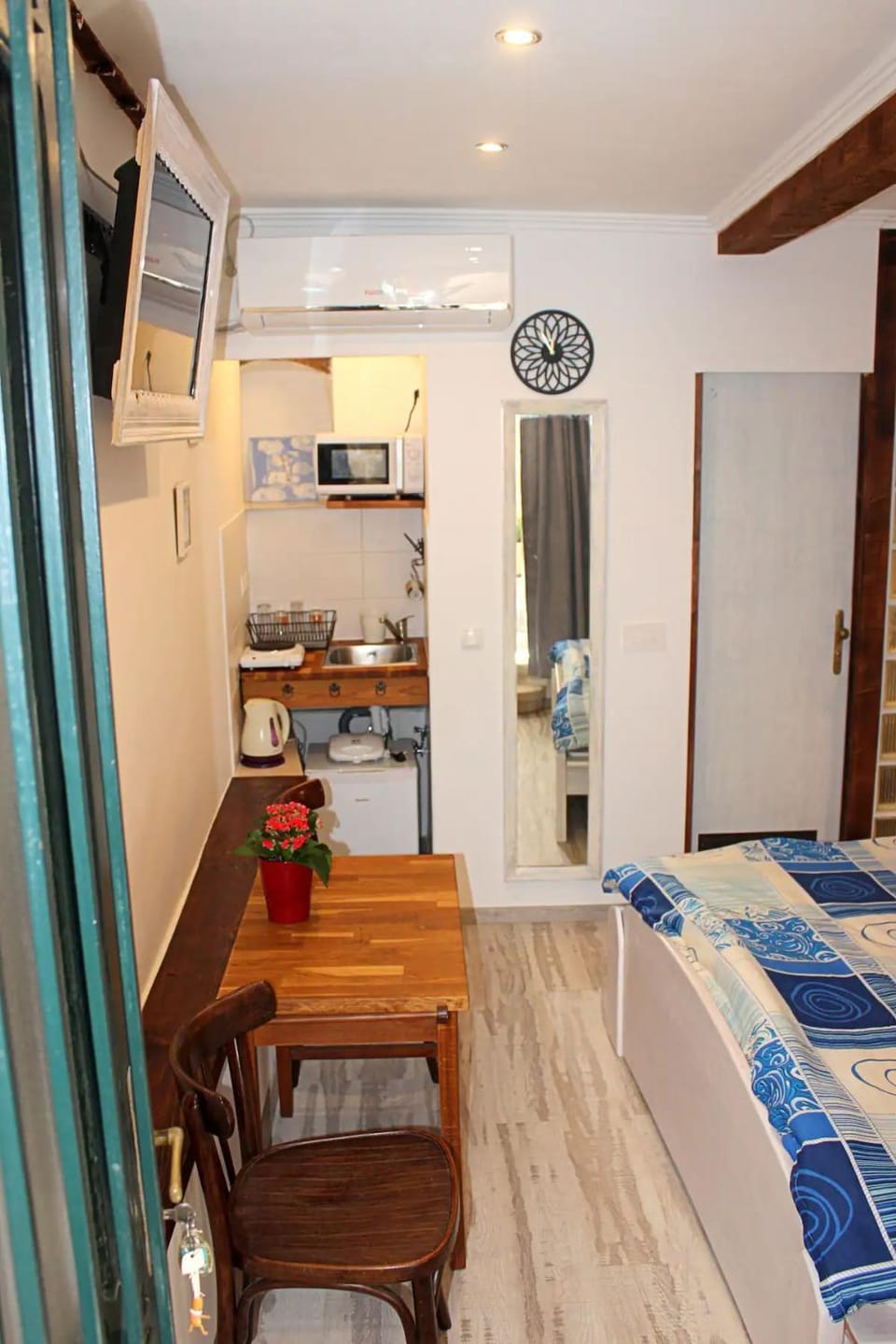 Kitchen or kitchenette, Dining area