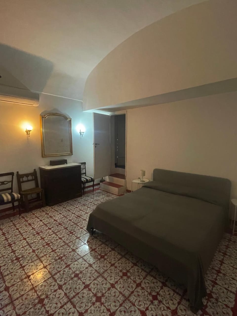 Bed, Living room, Photo of the whole room, Seating area, Bedroom
