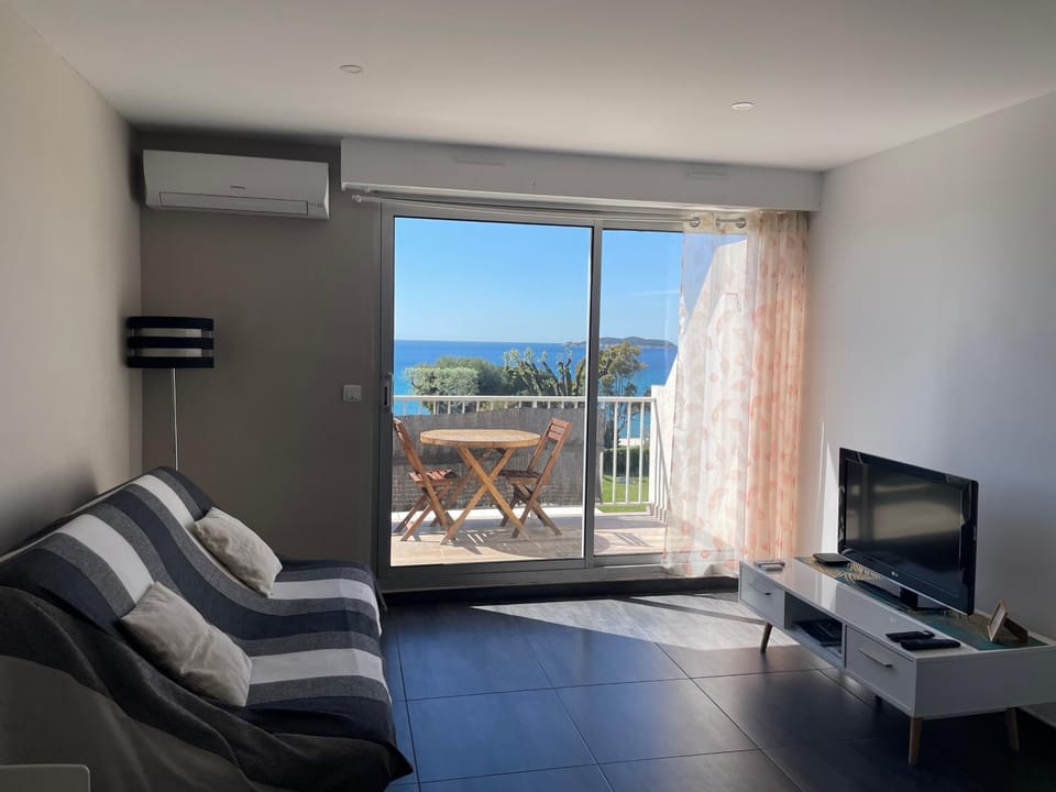 Communal lounge/ TV room, View (from property/room), Sea view