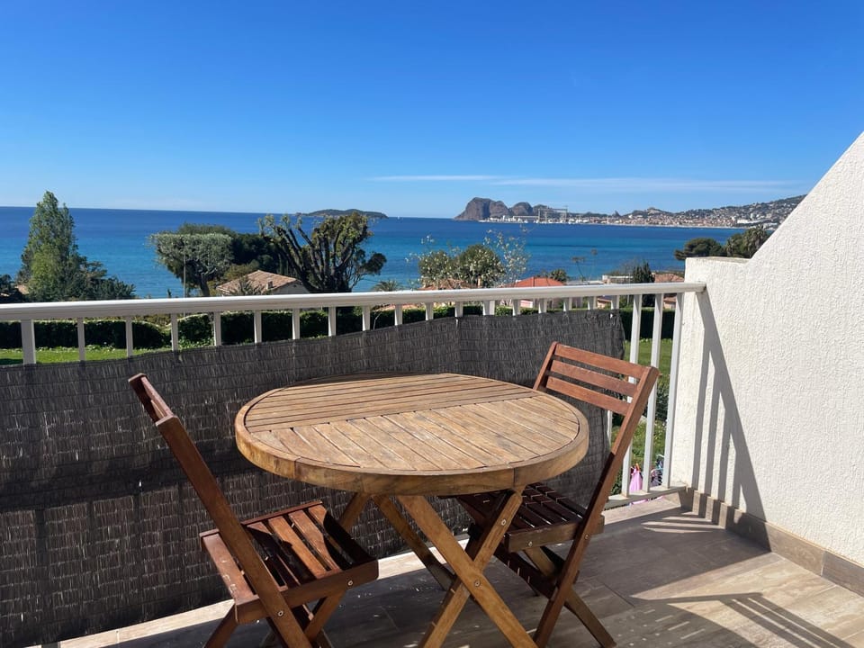 View (from property/room), Balcony/Terrace, Dining area, Sea view