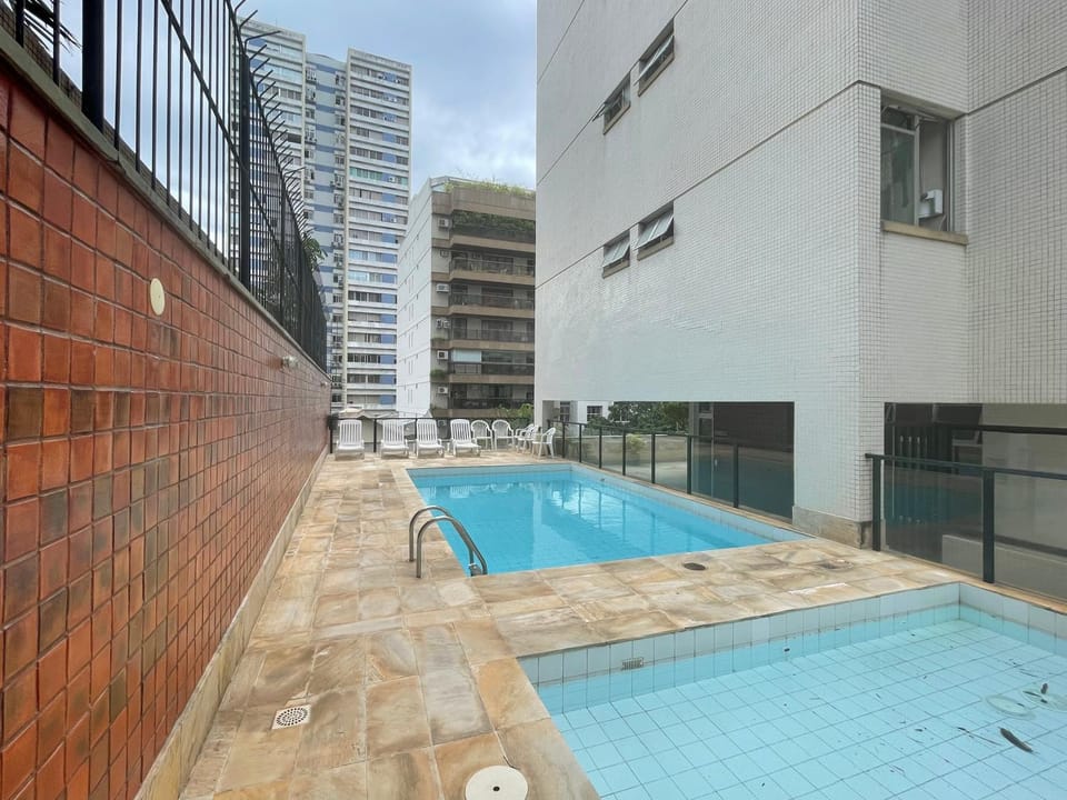 Swimming pool, sunbed