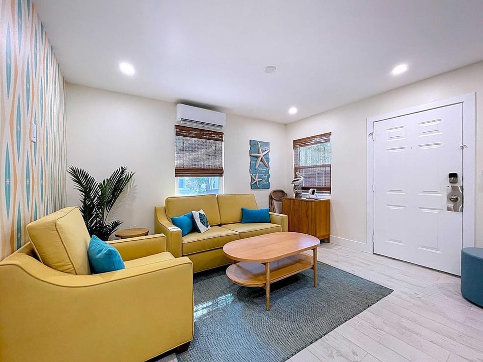 Beachy Keen! 1 bed 1 bath ground floor steps to beach House in Bradenton Beach